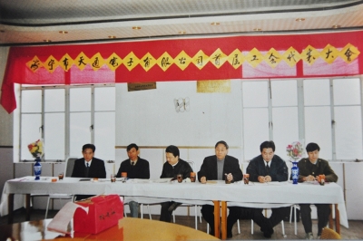 1993年12月，海宁市AG真人官方网站电子有限公司首次工会会员代表大会召开