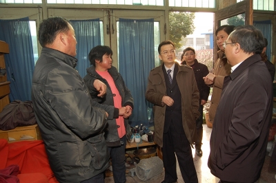 2011年春节前，公司董事长兼党委书记潘建清亲自到群益村村民家中走访慰问